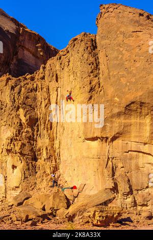 Timna, Israël - 18 janvier 2022 : vue d'un grimpeur sur les falaises rocheuses des piliers Salomon, dans le parc désertique de Timna, dans le sud d'Israël Banque D'Images