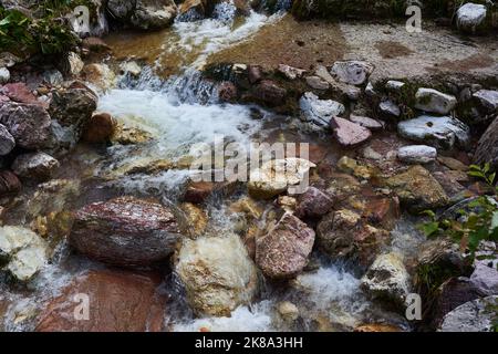 Rapides sur la rivière avec de l'eau qui coule rapidement dans les montagnes après la pluie Banque D'Images