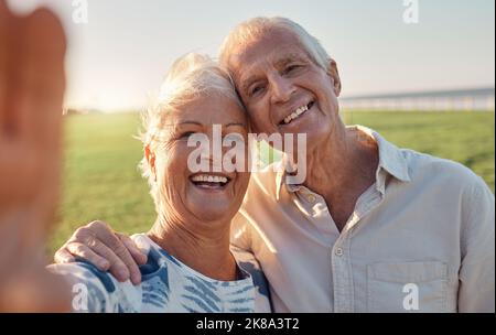 Selfie, sourire et couple senior dans la nature pour des vacances en Argentine pendant leur retraite ensemble. Heureux, sourire et portrait d'un homme âgé et Banque D'Images