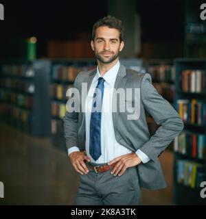 Rejoindre la plate-forme entrepreneuriale a été la décision la plus simple à ce jour. Portrait court d'un beau jeune homme d'affaires debout avec ses mains Banque D'Images