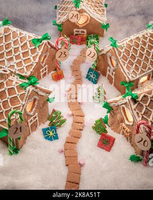 Charmant et beau village de pain d'épice de Noël avec des étoiles de biscuit la nuit. Village de pain d'épice pour Noël. Banque D'Images