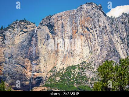 Les chutes de Yosemite, la plus haute cascade du parc national de Yosemite, sont presque sèches en été. Banque D'Images