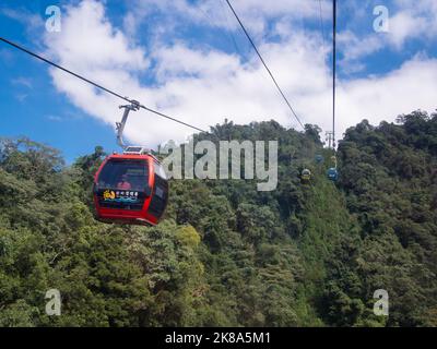 Un téléphérique au lac Sun Moon à Nantou, Taïwan. Le téléphérique relie ITA Thao du lac Sun Moon et le village culturel aborigène de Formosan. Banque D'Images