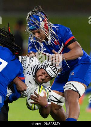 Safi n'Diaye en France s'attaque à Vika Matarugu aux Fidji lors du match de rugby à XV féminin de la coupe du monde au Northland Events Center de Whangarei, en Nouvelle-Zélande. Date de la photo: Samedi 22 octobre 2022. Banque D'Images