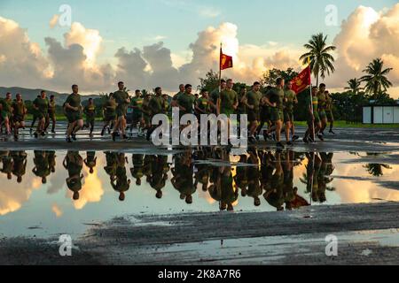 Philippines. 8th octobre 2022. Les Marines des États-Unis avec 1st Bataillon, 2D Marines et les Marines des Philippines avec Marine Bataillon Landing Team 10 organisent une session d'entraînement physique d'unité pendant le KAMANDAG 6, à San Vicente, Philippines, octobre. 8, 2022. KAMANDAG est un exercice bilatéral annuel entre les forces armées des Philippines et l'armée américaine, conçu pour renforcer l'interopérabilité, les capacités, la confiance et la coopération, construit sur des décennies d'expériences partagées. 1/2 est déployé dans le cadre du programme de déploiement de l'unité sous le nom de 4th Marines, 3D Division maritime. (Image de crédit : © U.S. Marines/ Banque D'Images