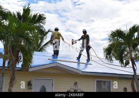 Fort Myers, Floride, États-Unis. 12th octobre 2022. Les entrepreneurs du U.S. Army corps of Engineers installent des feuilles de plastique pour sécher dans une maison à ft. Myers FL, endommagé par l'ouragan Ian, dans le cadre du programme opération Blue Roof, 12 octobre 2022. Le corps des ingénieurs est en pleine expansion de la production d'installation de toit bleu dans le sud-ouest de la Floride, pour que les résidents l'aide la nécessité de protéger leurs maisons et des ramener sur la route de la récupération. Crédit: Armée américaine/ZUMA Press Wire Service/ZUMAPRESS.com/Alamy Live News Banque D'Images