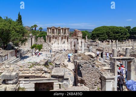 TURQUIE - 4 JUIN 2021 : des touristes non identifiés inspectent les ruines de l'antique hellénique d'Éphèse. Banque D'Images