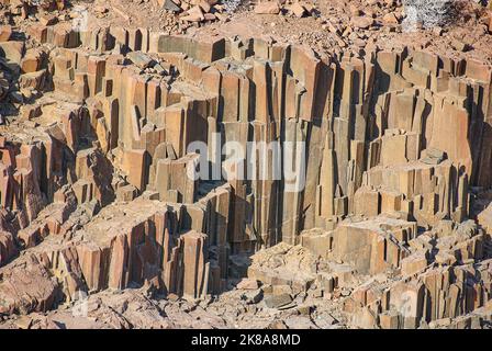 Tuyaux d'organes formation de roche de basalte dans l'aride Damaraland Namibie Banque D'Images