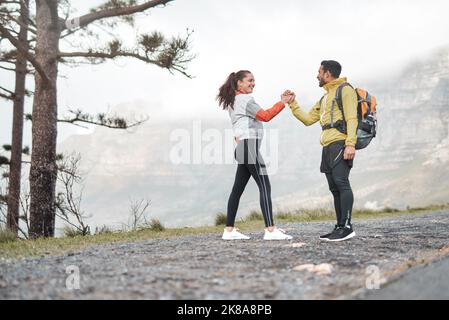 Faisons cela. Prise de vue en longueur de deux jeunes athlètes qui se sont encolés pendant une randonnée en plein air. Banque D'Images