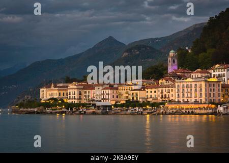 Bellagio Lac de Côme, vue panoramique au crépuscule sur le lac de Côme de la ville attrayante de bord de lac de Bellagio, les lacs italiens, Lombardie, Italie Banque D'Images