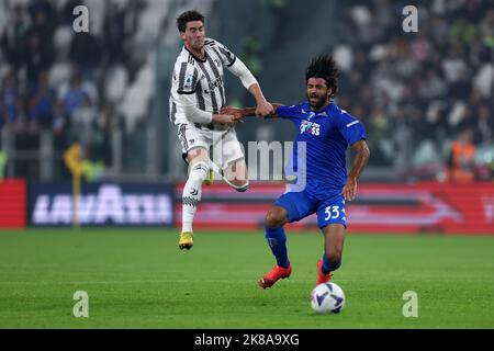 Turin, Italie. 21st octobre 2022. Dusan Vlahovic de Juventus FC et Sebastiano Luperto od Empoli FC bataille pour le ballon pendant la série Un match entre Juventus FC et Empoli FC au stade Allianz sur 21 octobre 2022 à Turin, Italie . Credit: Marco Canoniero / Alamy Live News Banque D'Images