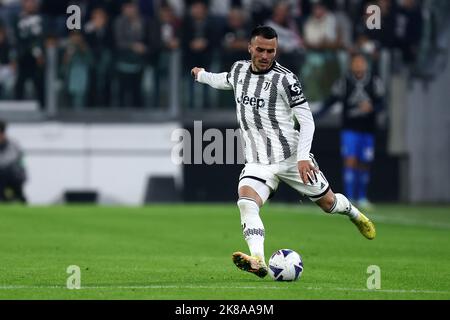 Turin, Italie. 21st octobre 2022. Filip Kostic de Juventus FC contrôle le ballon pendant le Serie Un match entre Juventus FC et Empoli FC au stade Allianz sur 21 octobre 2022 à Turin, Italie . Credit: Marco Canoniero / Alamy Live News Banque D'Images
