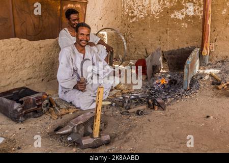 ABRI, SOUDAN - 25 FÉVRIER 2019 : atelier de forgeron à abri, Soudan Banque D'Images