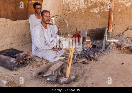 ABRI, SOUDAN - 25 FÉVRIER 2019 : atelier de forgeron à abri, Soudan Banque D'Images