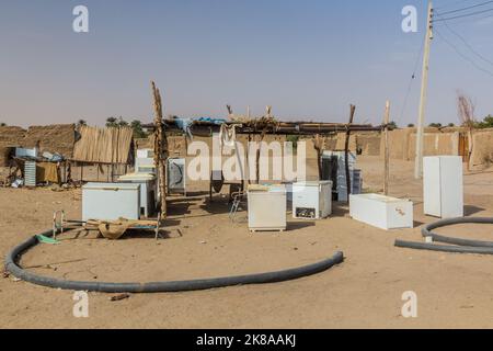 Les vieux réfrigérateurs et les mashines de lavage se déversent à abri, au Soudan Banque D'Images