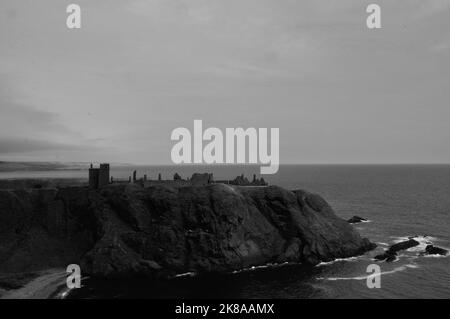 Die Ruine von Dunnottar Castle BEI Stonehaven an der schottischen Ostküste liegt nicht nur malerisch direkt am Meer auf schroffen Felsen. Sie ist auch Banque D'Images