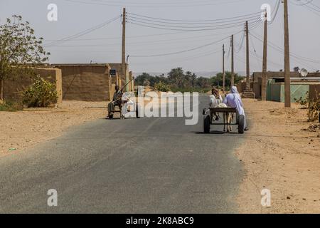 ABRI, SOUDAN - 25 FÉVRIER 2019 : charrettes à ânes à abri, Soudan Banque D'Images