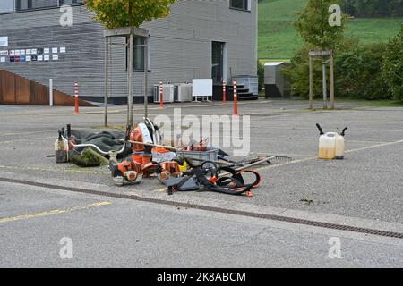 Équipement de coupe de l'herbe et d'entretien des épaules de route exemptes de mauvaises herbes. Banque D'Images