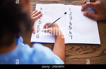 Enseignant, apprentissage et les mains des enfants écrivant dans un livre avec un tuteur pour l'éducation, l'alphabet et les mathématiques. Connaissances, enseignement et étudiant avec livre de devoirs pour Banque D'Images