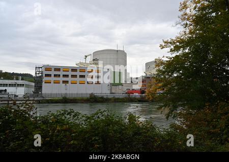 Vue sur les bâtiments de la centrale nucléaire de Beznau, propriété d'Axpo, depuis la rive de l'Aare. Banque D'Images