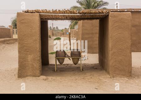 Eau potable pots d'argile dans un village nubien sur une île sablonneuse dans le Nil près d'abri, Soudan Banque D'Images