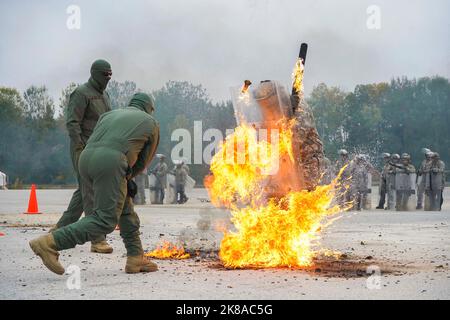 Hohenfels, Bayern, Allemagne. 8th octobre 2022. Les soldats américains affectés à l'équipe de combat de la Brigade d'infanterie (IBCT) de 76th (INARNG) conduisent un entraînement de phobie du feu pendant l'exercice Kosovo Forces 31 (KFOR 31) dans la zone d'entraînement de Hohenfels, joint multinational Readiness Centre à Hohenfels, Allemagne le 8 octobre 2022. La KFOR 31 est une manifestation multinationale de formation qui a pour but de préparer les unités à leur déploiement au Commandement régional du Kosovo-est. Crédit: Armée américaine/ZUMA Press Wire Service/ZUMAPRESS.com/Alamy Live News Banque D'Images