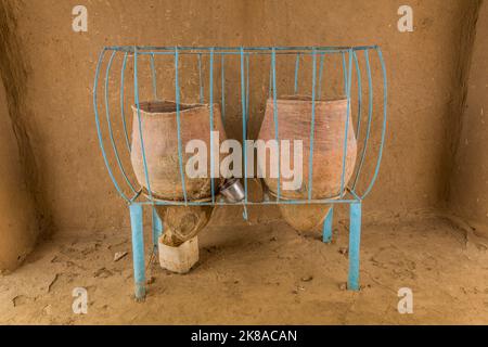 Eau potable pots d'argile dans un village nubien sur une île sablonneuse dans le Nil près d'abri, Soudan Banque D'Images