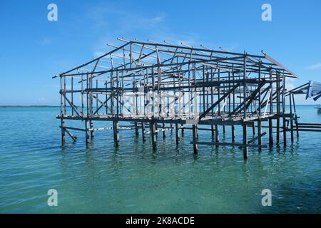 La structure de la maison en bois de pilotis à semporna, sabah. Banque D'Images