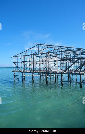 La structure de la maison en bois de pilotis à semporna, sabah. Banque D'Images