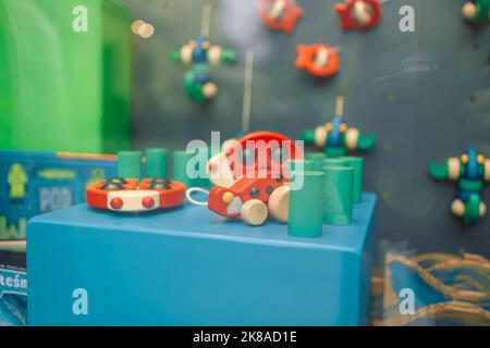 divers jouets en bois en cadeau, produits écologiques et sûrs faits à la main pour le développement et l'apprentissage des enfants dans la boutique de la fenêtre Banque D'Images