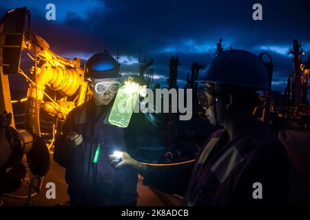 Océan Pacifique. 9th octobre 2022. U.S. Navy Gas turbine Systems Technician (Mechanical) 2nd classe Britney Roberts, à gauche, de Monroe, en Louisiane, Et le technicien des systèmes de turbine à gaz de la Marine américaine (mécanique) 2nd classe Carl Mariano, de Honolulu, testent un échantillon de JP5 lors d'une reconstitution en cours à bord du destroyer de missile guidé de classe Arleigh Burke USS Wayne E. Meyer (DDG 108). Wayne E. Meyer travaille actuellement avec Nimitz Carrier Strike Group en vue d'un déploiement à venir. Credit: U.S. Navy/ZUMA Press Wire Service/ZUMAPRESS.com/Alamy Live News Banque D'Images