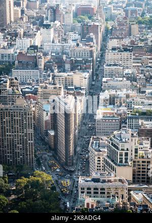 New York, États-Unis - 18 septembre 2022. Vue aérienne du bâtiment Flatiron et de l'intersection de la Cinquième Avenue et de Broadway Banque D'Images