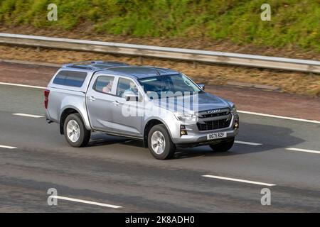 2021 Silver ISUZU D-MAX DL20 V-CROSS DCB Hardtop 1898cc Diesel 6 vitesses manuelle ; sur l'autoroute M6, Royaume-Uni Banque D'Images