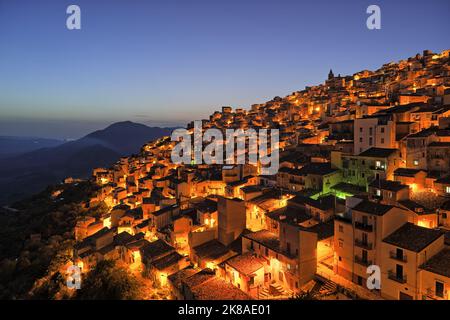 Village de Prizzi au crépuscule, dans l'ouest de la Sicile, en Italie Banque D'Images