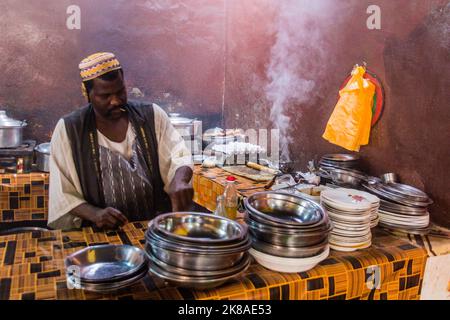 ABRI, SOUDAN - 26 FÉVRIER 2019 : cuisinez dans un petit restaurant à abri, Soudan Banque D'Images