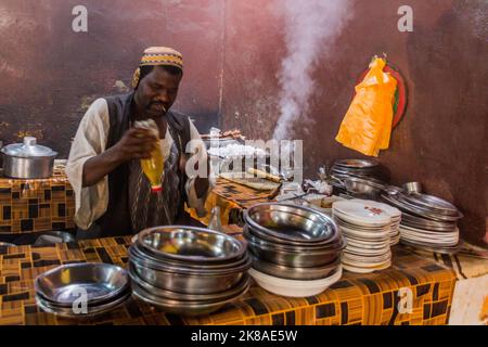 ABRI, SOUDAN - 26 FÉVRIER 2019 : cuisinez dans un petit restaurant à abri, Soudan Banque D'Images