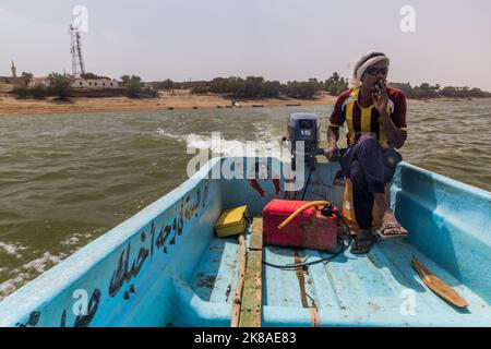 ABRI, SOUDAN - 26 FÉVRIER 2019 : un homme de bateau traversant le Nil à Abri, au Soudan Banque D'Images