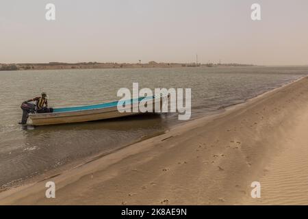 ABRI, SOUDAN - 26 FÉVRIER 2019 : un homme de bateau traversant le Nil à Abri, au Soudan Banque D'Images