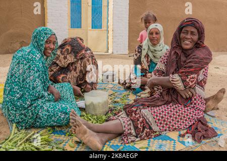 ABRI, SOUDAN - 26 FÉVRIER 2019 : des femmes locales qui traitent des haricots dans un village nubien situé sur une île sablonneuse du Nil, près d'abri, au Soudan Banque D'Images