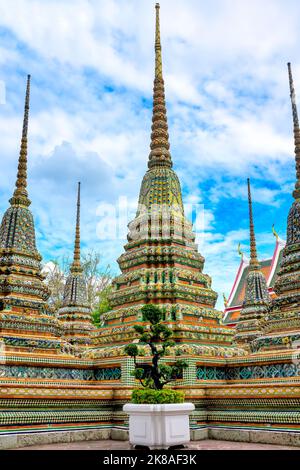 Chedis à Wat Pho, Bangkok, Thaïlande Banque D'Images