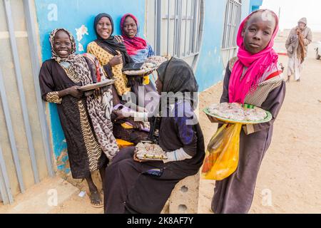 ABRI, SOUDAN - 27 FÉVRIER 2019 : jeunes vendeurs d'arachides dans une station-service près d'abri, au Soudan Banque D'Images