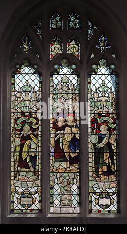 Vitraux de Percy Bacon & Brothers représentant Saints Barnabas, Simon, Jude & Mattias, église St Andrew, Isleham, Cambridgeshire Banque D'Images