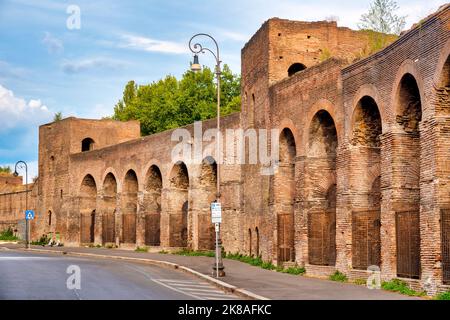 Section des murs Aurelian près de Porta Metronia, Rome Italie Banque D'Images