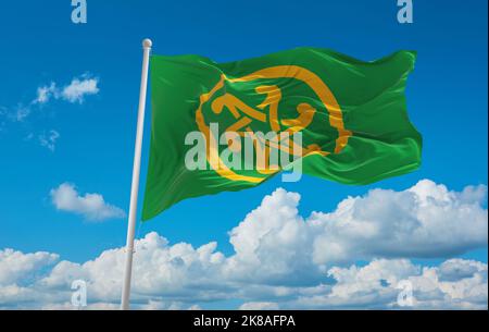 Drapeau des peuples celtiques Pan-Celtic sur fond ciel nuageux, vue panoramique. Drapeau représentant le groupe ethnique ou la culture, autorités régionales Banque D'Images