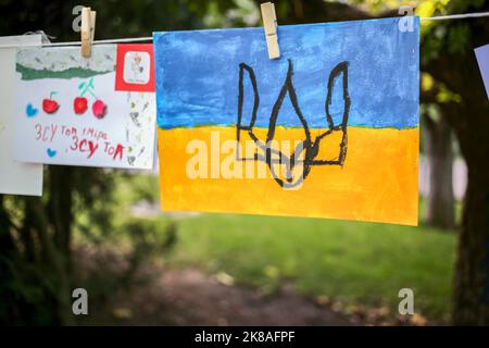 Odessa, Ukraine. 15th octobre 2022. Le dessin des enfants est visible avec l'image du drapeau de l'Ukraine et des armoiries de l'Ukraine. Journée de repos dans le parc nommé d'après Maxim Gorky. Les enfants pourraient accrocher des photos consacrées à l'Ukraine et aux forces armées de l'Ukraine et apprendre à tisser des filets de camouflage pour les besoins des forces armées de l'Ukraine avec des adultes. (Photo de Viacheslav Onyshchenko/SOPA Images/Sipa USA) crédit: SIPA USA/Alay Live News Banque D'Images