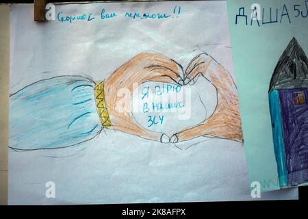 Odessa, Ukraine. 15th octobre 2022. Le dessin d'un enfant est visible avec l'inscription « Je crois dans nos forces armées d'Ukraine » jour de congé dans le parc nommé d'après Maxim Gorky. Les enfants pourraient accrocher des photos consacrées à l'Ukraine et aux forces armées de l'Ukraine et apprendre à tisser des filets de camouflage pour les besoins des forces armées de l'Ukraine avec des adultes. (Photo de Viacheslav Onyshchenko/SOPA Images/Sipa USA) crédit: SIPA USA/Alay Live News Banque D'Images