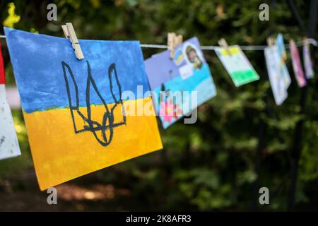 Odessa, Ukraine. 15th octobre 2022. Le dessin des enfants est visible avec l'image du drapeau de l'Ukraine et des armoiries de l'Ukraine. Journée de repos dans le parc nommé d'après Maxim Gorky. Les enfants pourraient accrocher des photos consacrées à l'Ukraine et aux forces armées de l'Ukraine et apprendre à tisser des filets de camouflage pour les besoins des forces armées de l'Ukraine avec des adultes. (Photo de Viacheslav Onyshchenko/SOPA Images/Sipa USA) crédit: SIPA USA/Alay Live News Banque D'Images