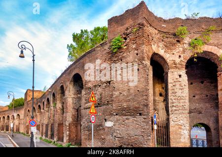 Section des murs Aurelian près de Porta Metronia, Rome Italie Banque D'Images