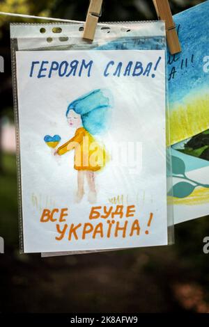 Odessa, Ukraine. 15th octobre 2022. Le dessin pour enfants est visible avec l'inscription « Glory to the Heroes, Everything will be Ukraine » Day Off dans le parc nommé d'après Maxim Gorky. Les enfants pourraient accrocher des photos consacrées à l'Ukraine et aux forces armées de l'Ukraine et apprendre à tisser des filets de camouflage pour les besoins des forces armées de l'Ukraine avec des adultes. (Photo de Viacheslav Onyshchenko/SOPA Images/Sipa USA) crédit: SIPA USA/Alay Live News Banque D'Images