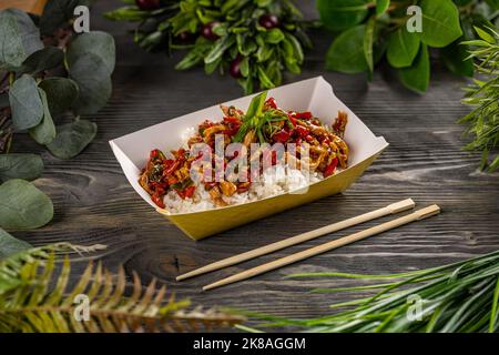 Poulet épicé, sauce aigre-douce et piment, servi avec du riz Banque D'Images